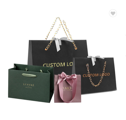 Un buen precio. Logotipo impreso a medida Embalaje de bolsas de papel PMS desgravadas para compras al por menor en línea